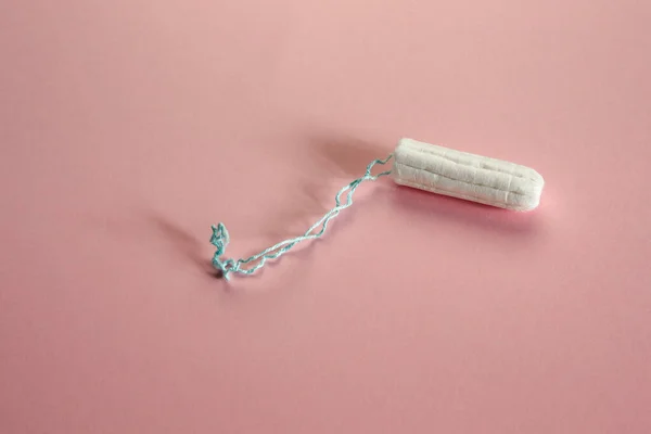 Tampon Aus Sauberer Baumwolle Auf Rosa Papierstruktur — Stockfoto