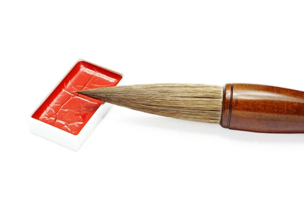 Brosse à écrire asiatique et encre pour calligraphie isolée sur fond blanc — Photo