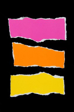 siyah kağıt arka plan üzerinde renkli yırtık kağıt