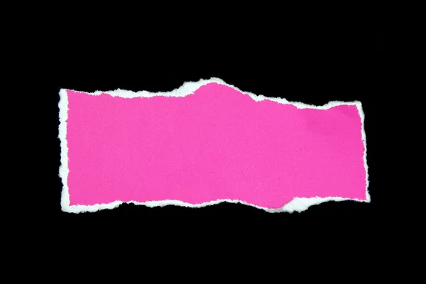 Papel desgarrado rosa sobre fondo negro — Foto de Stock