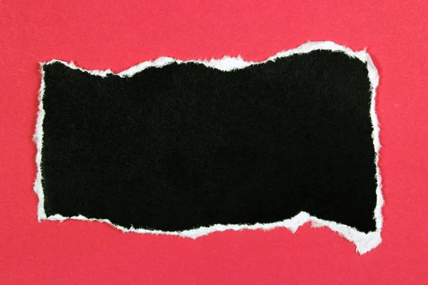 红色背景上的黑色翻录的纸 — 图库照片