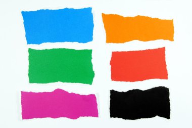 Beyaz arka plan üzerinde renkli yırtık kağıt katmanları