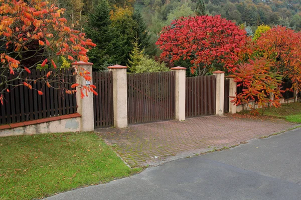 Puerta de madera en el paisaje de otoño —  Fotos de Stock