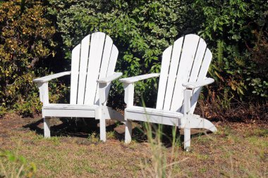 İki beyaz Bahçe ahşap şezlong