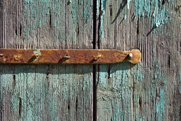 生锈的金属栏上老式木制背景 — 图库照片