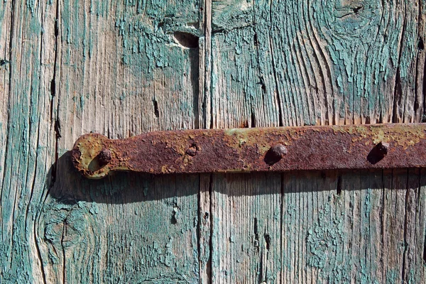 Barra metálica oxidada sobre fondo de madera vintage —  Fotos de Stock