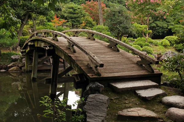 Passerelle en bois dans le jardin japonais — Photo