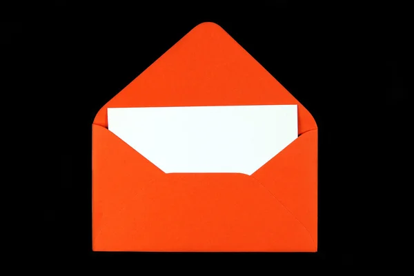 Envelope aberto vermelho com cartão em branco no fundo preto — Fotografia de Stock