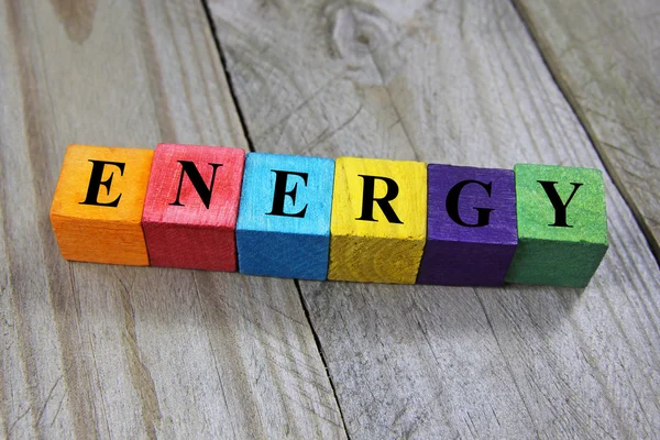 Begreppet energi word på trä färgglada kuber — Stockfoto