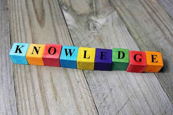 Begreppet kunskap word på trä färgglada kuber — Stockfoto