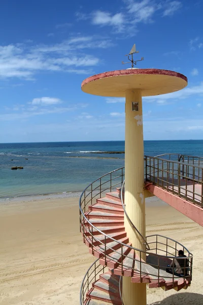 Escaleras que llevan a la playa vacía — Foto de Stock