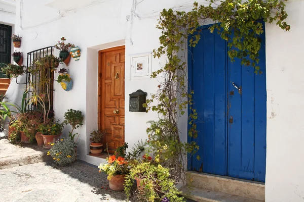 Bela rua espanhola decorada com flores — Fotografia de Stock