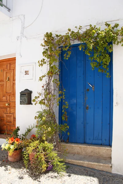 Schöne spanische Straße mit Blumen dekoriert — Stockfoto