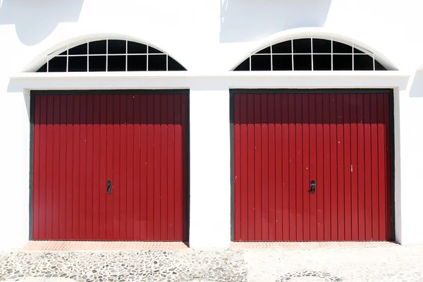 Duas portas de garagem vermelhas — Fotografia de Stock