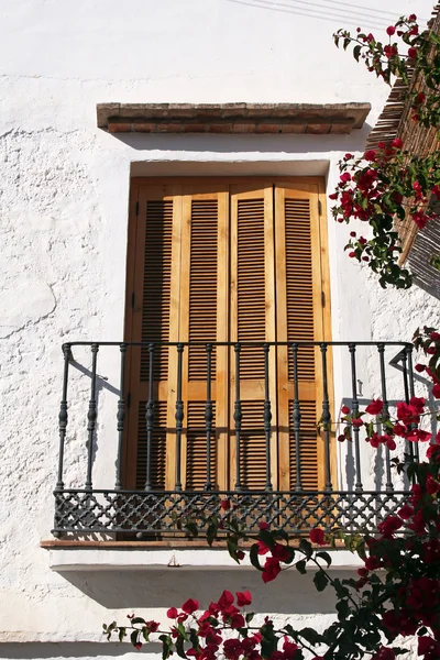 Balkon s dřevěnými okenicemi — Stock fotografie