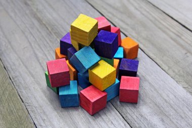 ahşap arka plan üzerinde renkli tahta küpleri