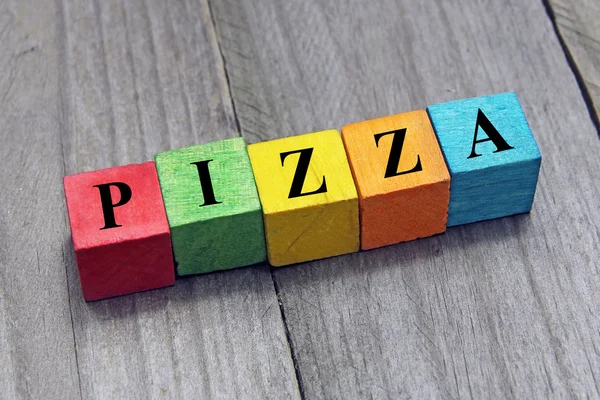 Έννοια της λέξης πίτσα σε ξύλινα ζωηρόχρωμα κύβους — Φωτογραφία Αρχείου