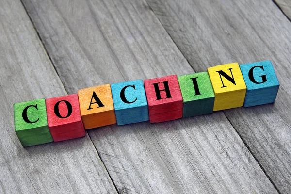 Begreppet coaching word på trä färgglada kuber — Stockfoto