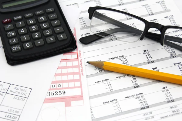Концепция оплаты счетов - очки, калькулятор и карандаш на бумажных счетах — стоковое фото