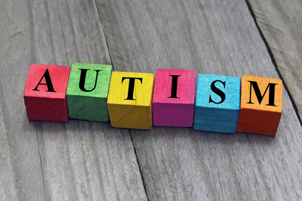 Begreppet autism word på trä kuber — Stockfoto