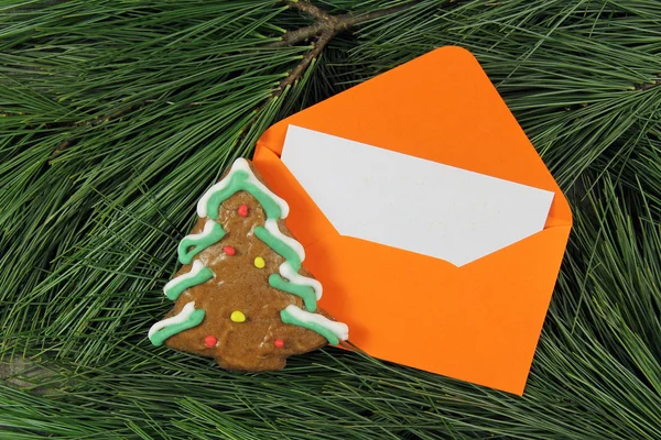 Brief aan de Kerstman, envelop met peperkoek op fir tree — Stockfoto