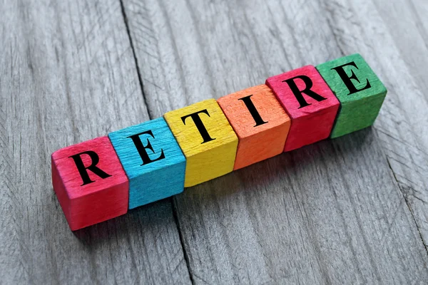 Pojęcie słowa emeryturę na kolorowe drewniane kostki — Zdjęcie stockowe