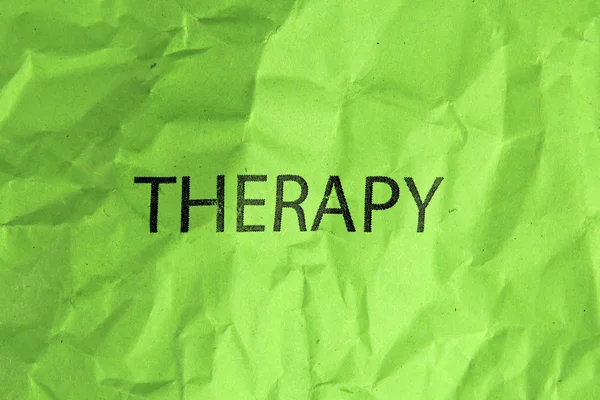 Słowo terapia na zmięty papier zielony — Zdjęcie stockowe