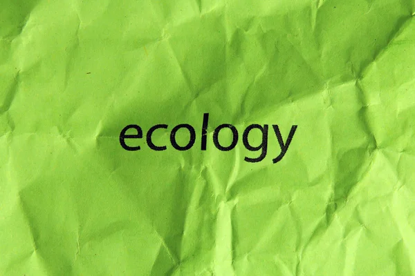 Ecologia de palavras sobre papel verde amassado — Fotografia de Stock