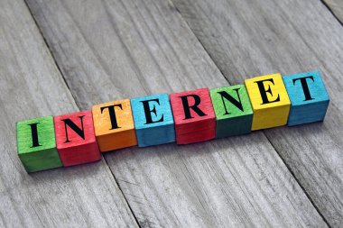 Word Internet üzerinde renkli ahşap küpleri