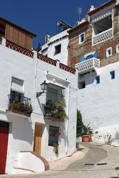 Schöne straße in frigiliana, andalusien, spanien — Stockfoto
