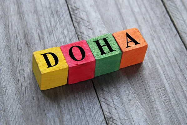 Word Doha op kleurrijke houten kubussen — Stockfoto