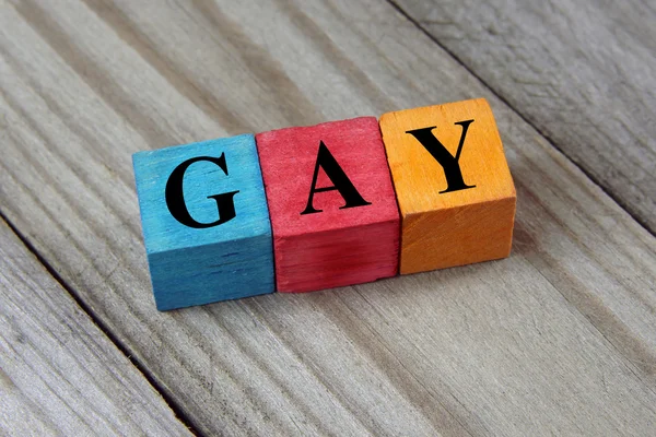 다채로운 나무 조각에 게이 단어 — 스톡 사진