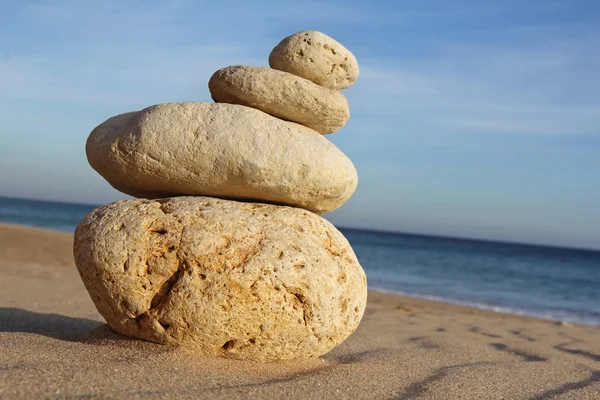 Montón de guijarros en la playa de arena —  Fotos de Stock