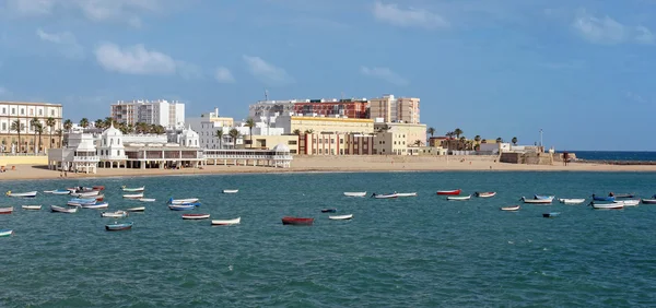 Panoramik Caleta Beach ve balıkçı teknesi Cadiz, İspanya — Stok fotoğraf