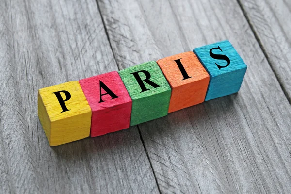 Woord van Parijs op kleurrijke houten kubussen — Stockfoto