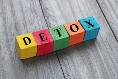 Word Detoks renkli ahşap küpleri