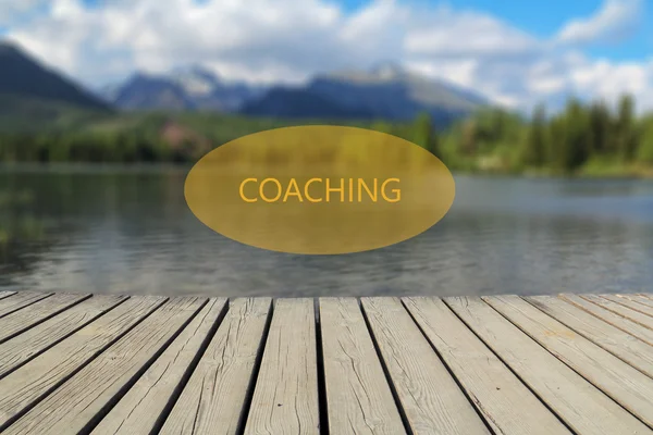 Coaching-Konzept, Bergsee im Hintergrund — Stockfoto