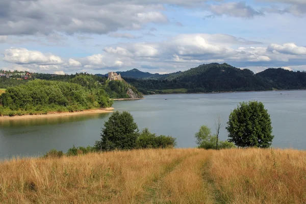 Slottet och sjön i Czorsztyn, Polen — Stockfoto