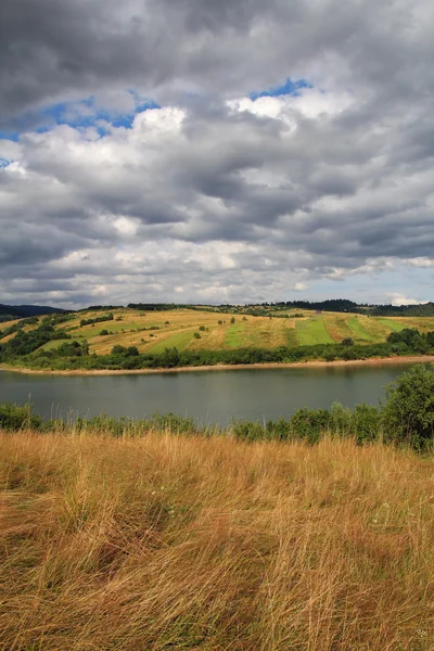 Jezero a dramatická obloha na jihu Polska — Stock fotografie