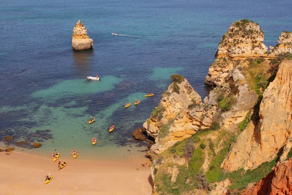 Kayaks at cliff coast of Lagos, Algarve, Portugal — Stock Photo, Image