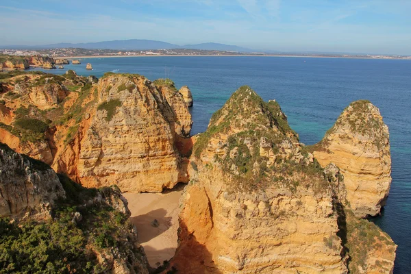 Falésias em Ponta Piedada, Lagos, Algarve, Portugal — Fotografia de Stock