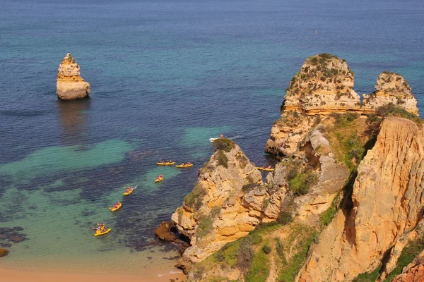 Kayaks at cliff coast of Lagos, Algarve, Portugal — Stock Photo, Image