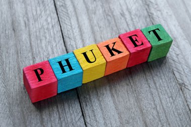 Phuket (ünlü Tayland Adası) renkli ahşap küpleri kelime
