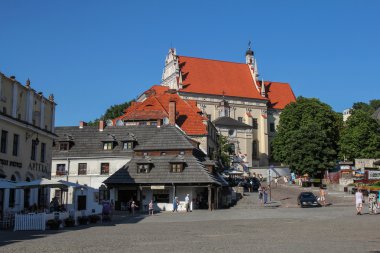 Kazimierz Dolny - 7 Temmuz: Pazar meydanı ve Kazimierz Dolny Parish Kilisesi; 7 Temmuz 2015 tarihinde Kazimierz Dolny, Polonya. Polonya'nın en güzel yerelleştirme ve tarihi mimarisi ile küçük bir kasaba.