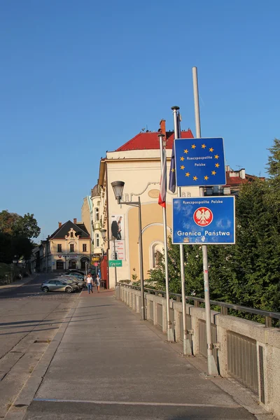 Cieszyn - 30 de agosto: fronteira polonesa com a República Tcheca na Ponte da Amizade em Cieszyn; em 30 de agosto de 2015 em Cieszyn, Polônia . — Fotografia de Stock