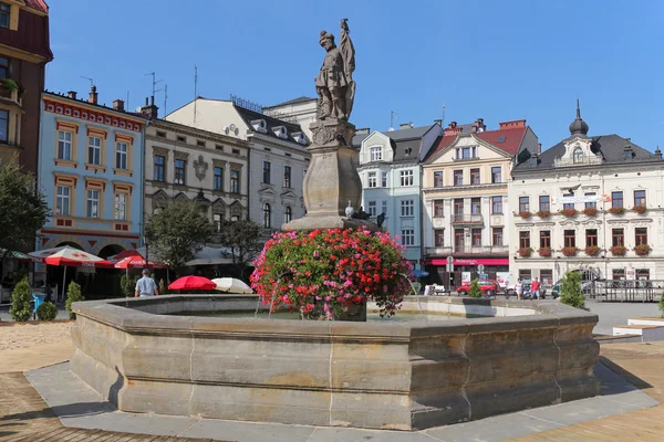 Cieszyn - 30 de agosto: fonte na bela praça do mercado em Cieszyn; em 30 de agosto de 2015 em Cieszyn, Polônia . — Fotografia de Stock