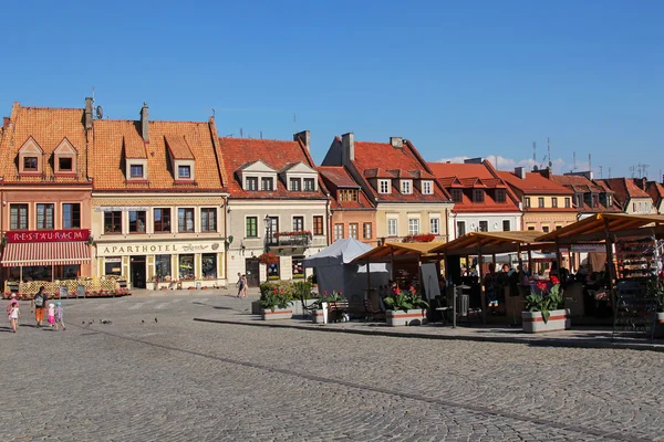 Sandomierz - JULHO 5: pitoresca cidade velha e praça de mercado em Sandomierz; em 5 de julho de 2015 em Sandomierz, Polônia — Fotografia de Stock