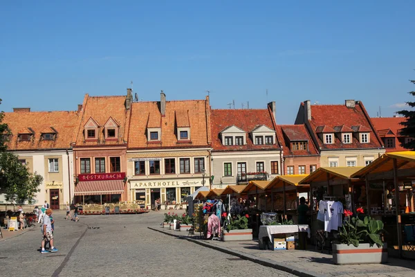 桑多梅日-7 月 5 日: 如诗如画的老镇和市场广场在桑多梅日;在 2015 年 7 月 5 日在波兰的桑多梅日 — 图库照片