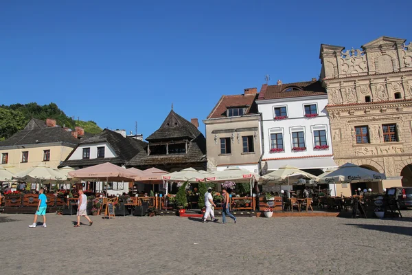 Kazimierz Dolny - július 7-én: piac tér Kazimierz Dolny; a július 7, 2015-ben Kazimierz Dolny, Lengyelország. Ez a kisváros a legszebb lokalizáció és a történelmi építészet, Lengyelország. — Stock Fotó