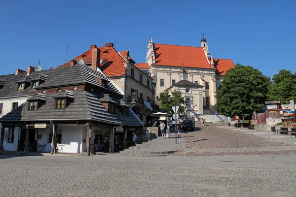 Kazimierz Dolny - 7 de julho: praça do mercado e igreja paroquial em Kazimierz Dolny; em 7 de julho de 2015 em Kazimierz Dolny, Polônia. É uma cidade pequena com a mais bela localização e arquitetura histórica da Polônia . — Fotografia de Stock